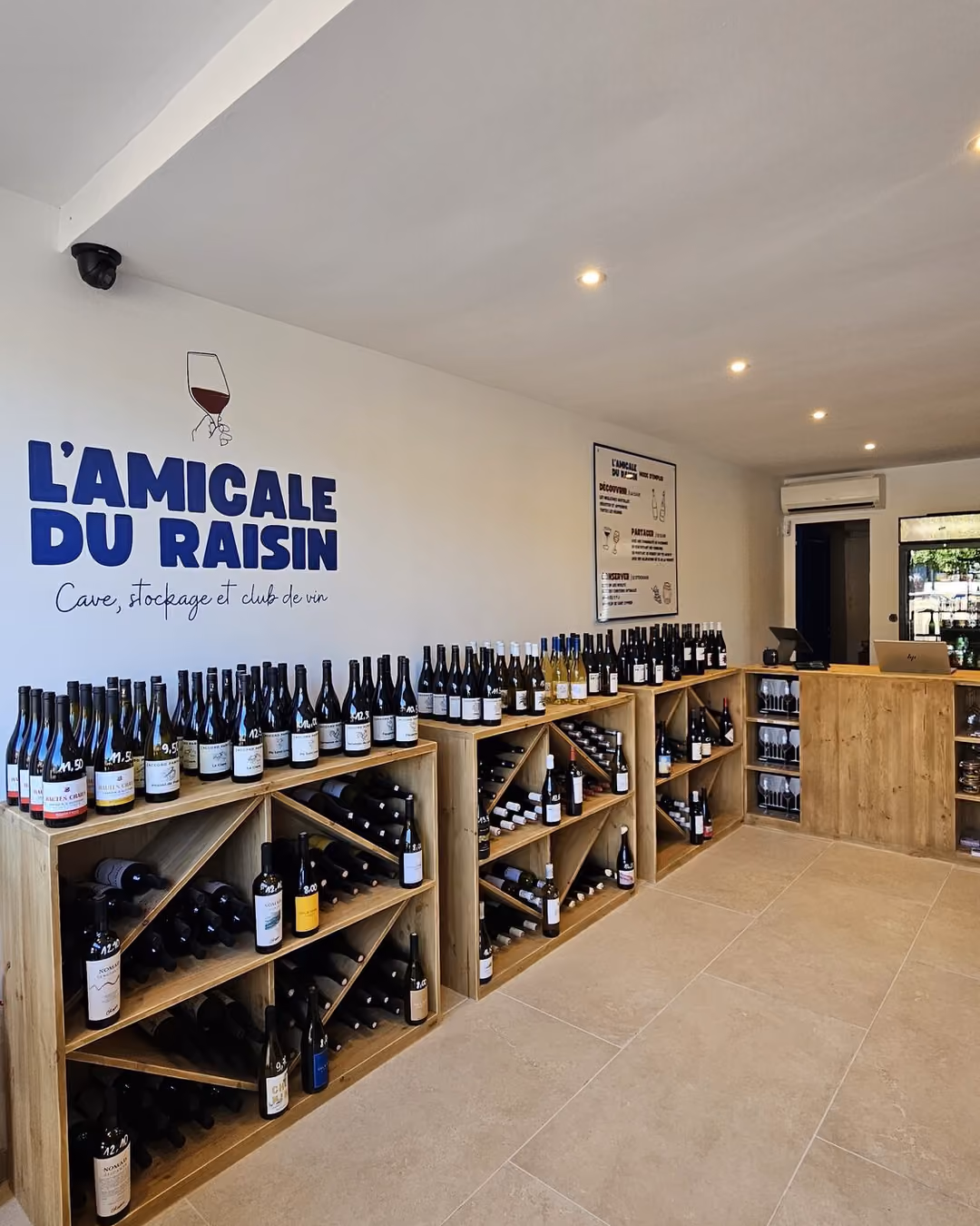 Intérieur de la boutique L'Amicale du Raisin, caviste à Saint-Cyprien, Toulouse