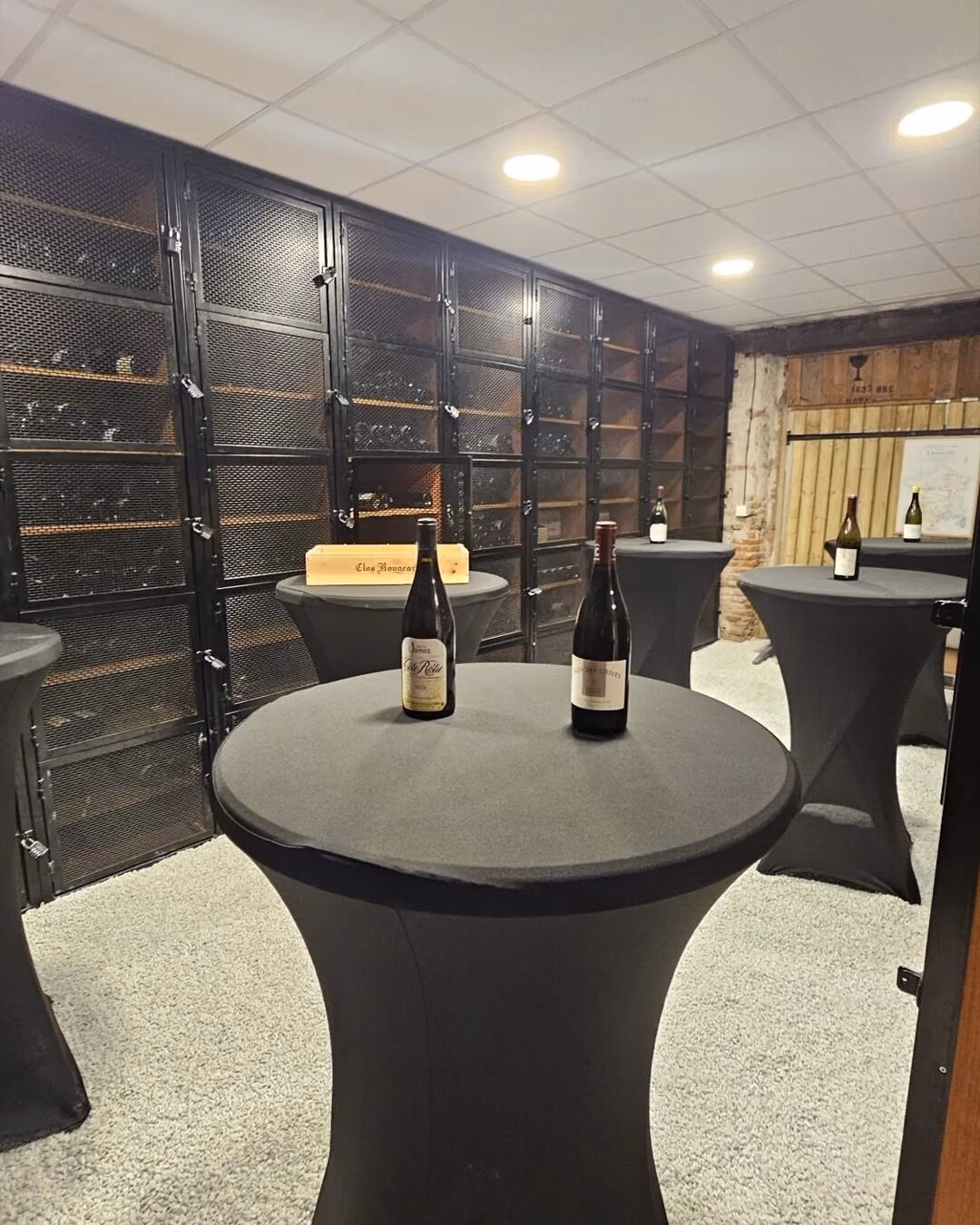 Tables de dégustation et casiers à bouteilles dans la Cave, rue Joseph Vié à Toulouse