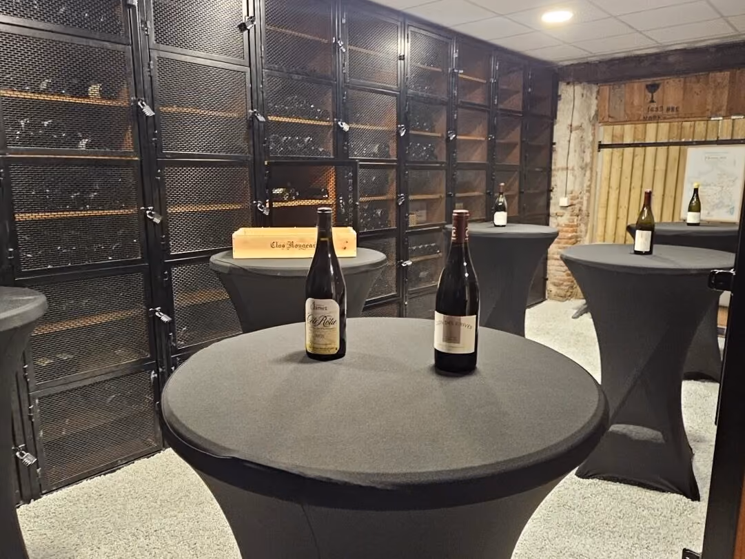 Tables de dégustation et casiers à bouteilles dans la Cave, rue Joseph Vié à Toulouse