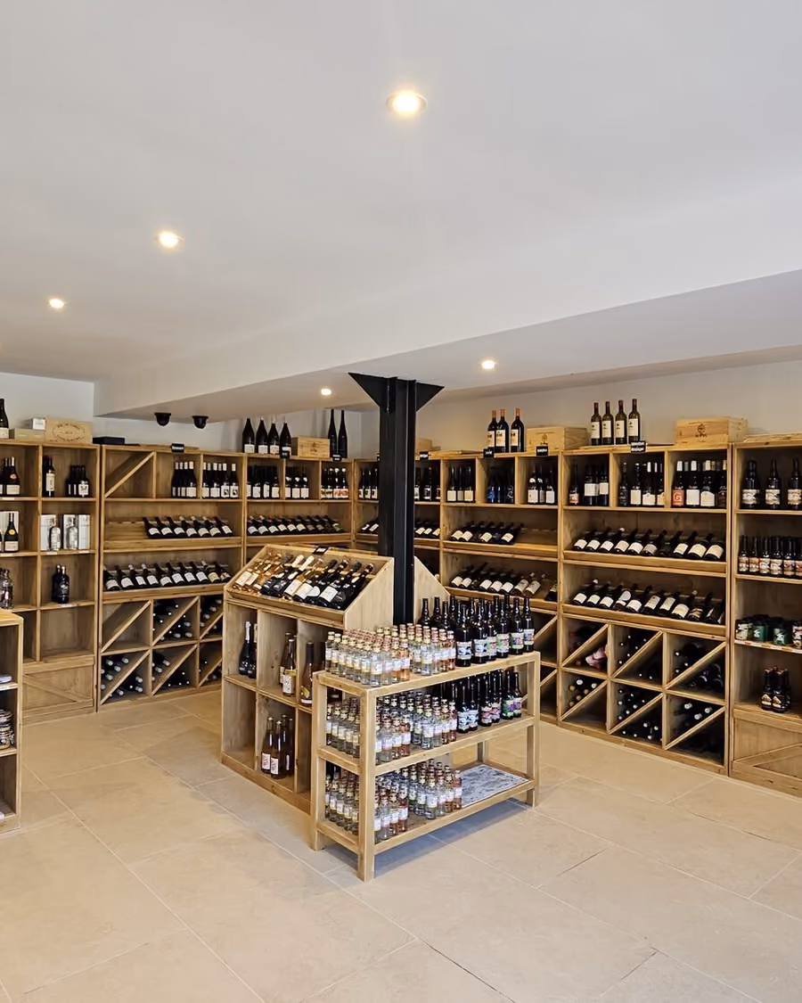 Rayons de vins bio et naturels dans la cave de L'Amicale du Raisin à Saint-Cyprien, Toulouse