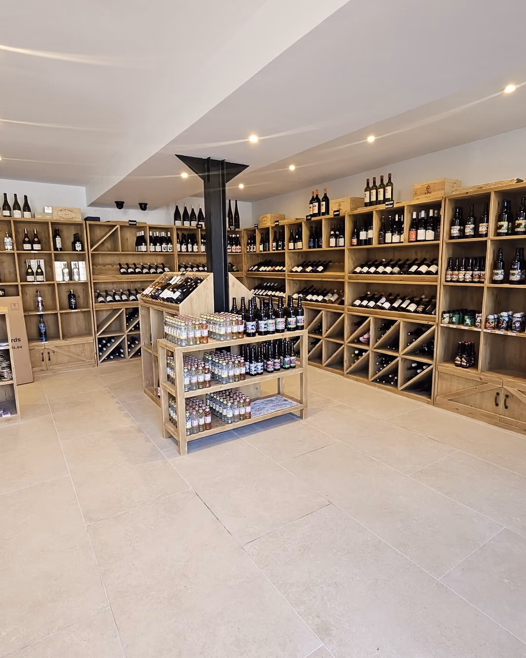 Bouteilles et espace de conseil de la Boutique L'Amicale du Raisin à Saint-Cyprien