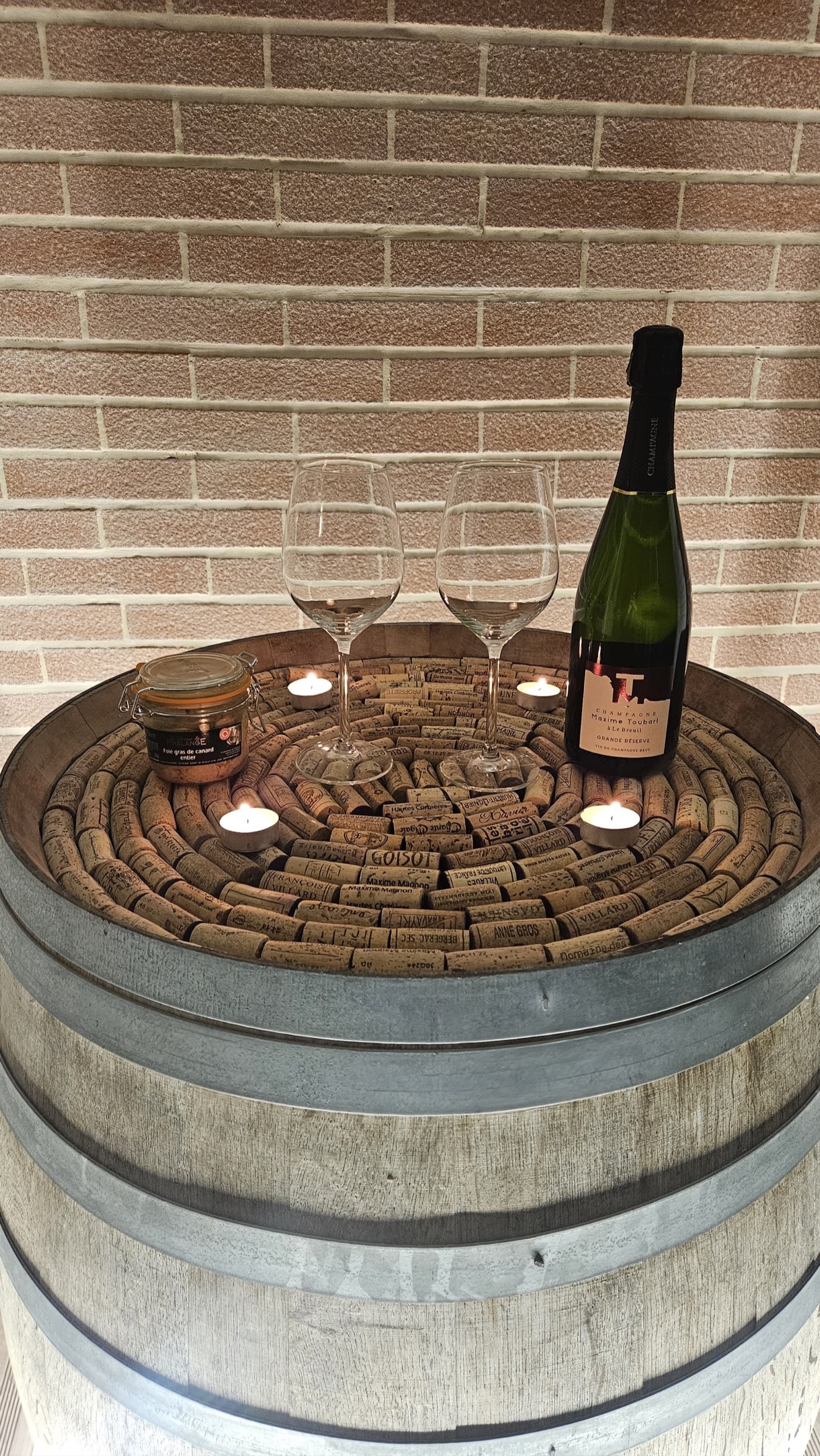 L'offre de la Saint-Valentin dressée sur le tonneau aux bouchons : champagne Maxime Toubart, foie gras de la Ferme de Phalange, deux verres et des bougies
