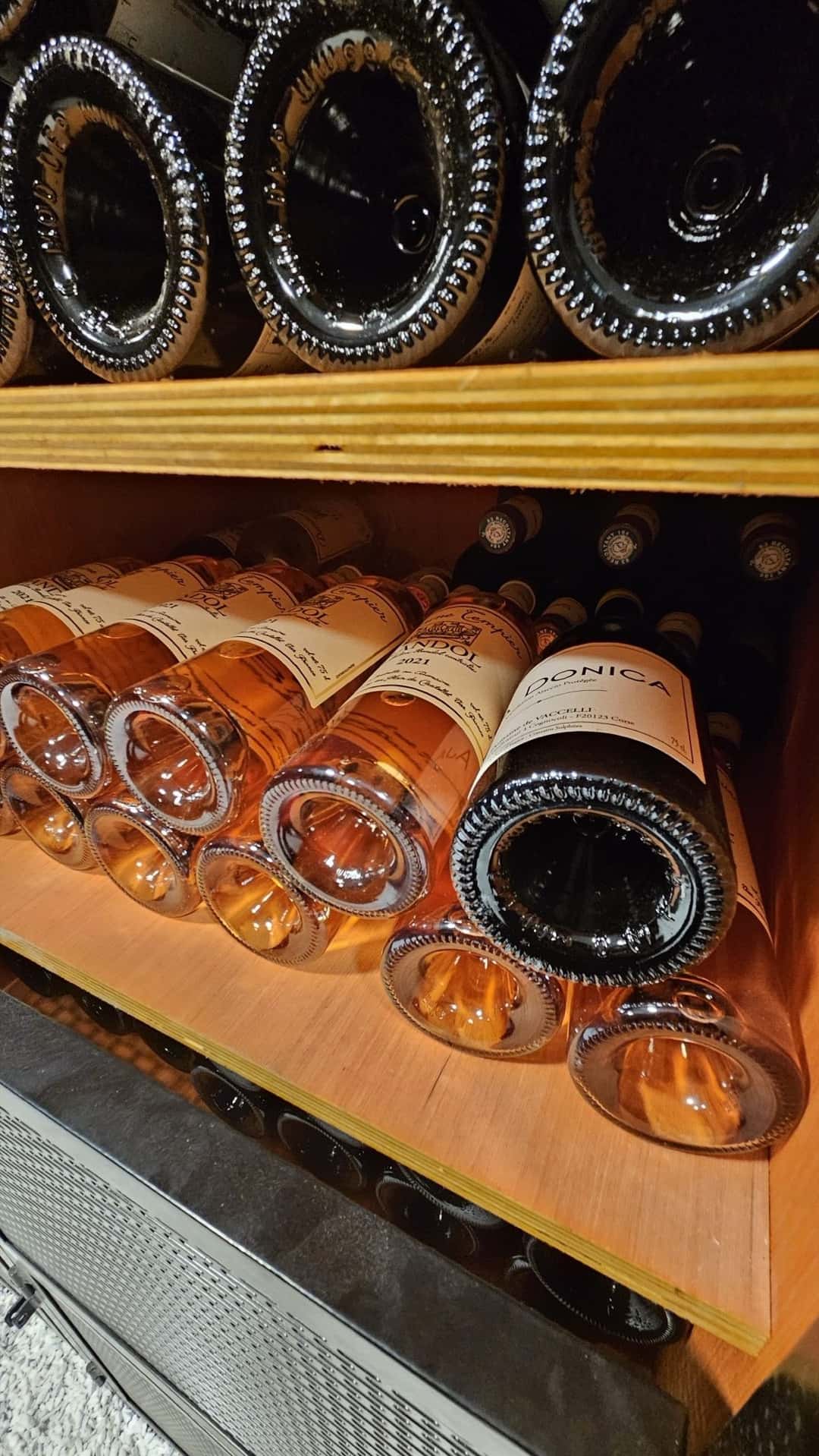 Rayonnage de bouteilles de vin dans la cave