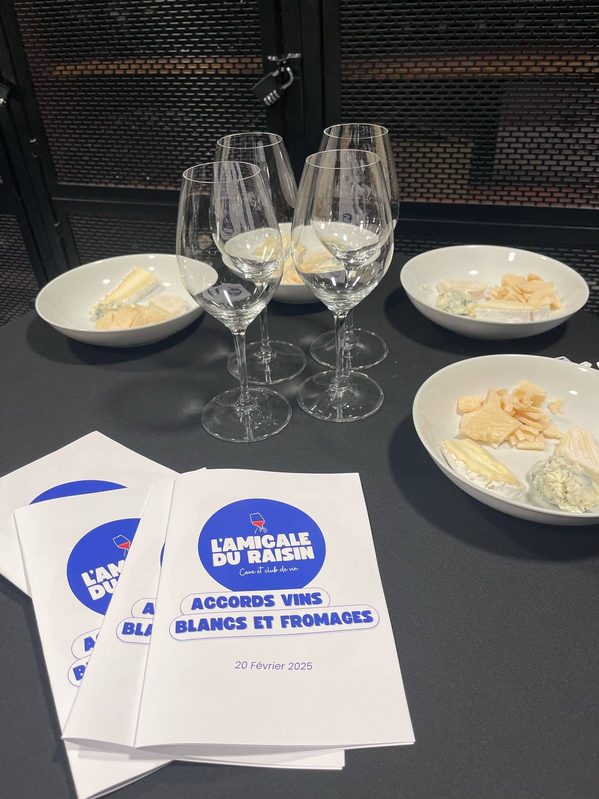 Dégustation de vin entre amis, cave à Toulouse Saint-Cyprien