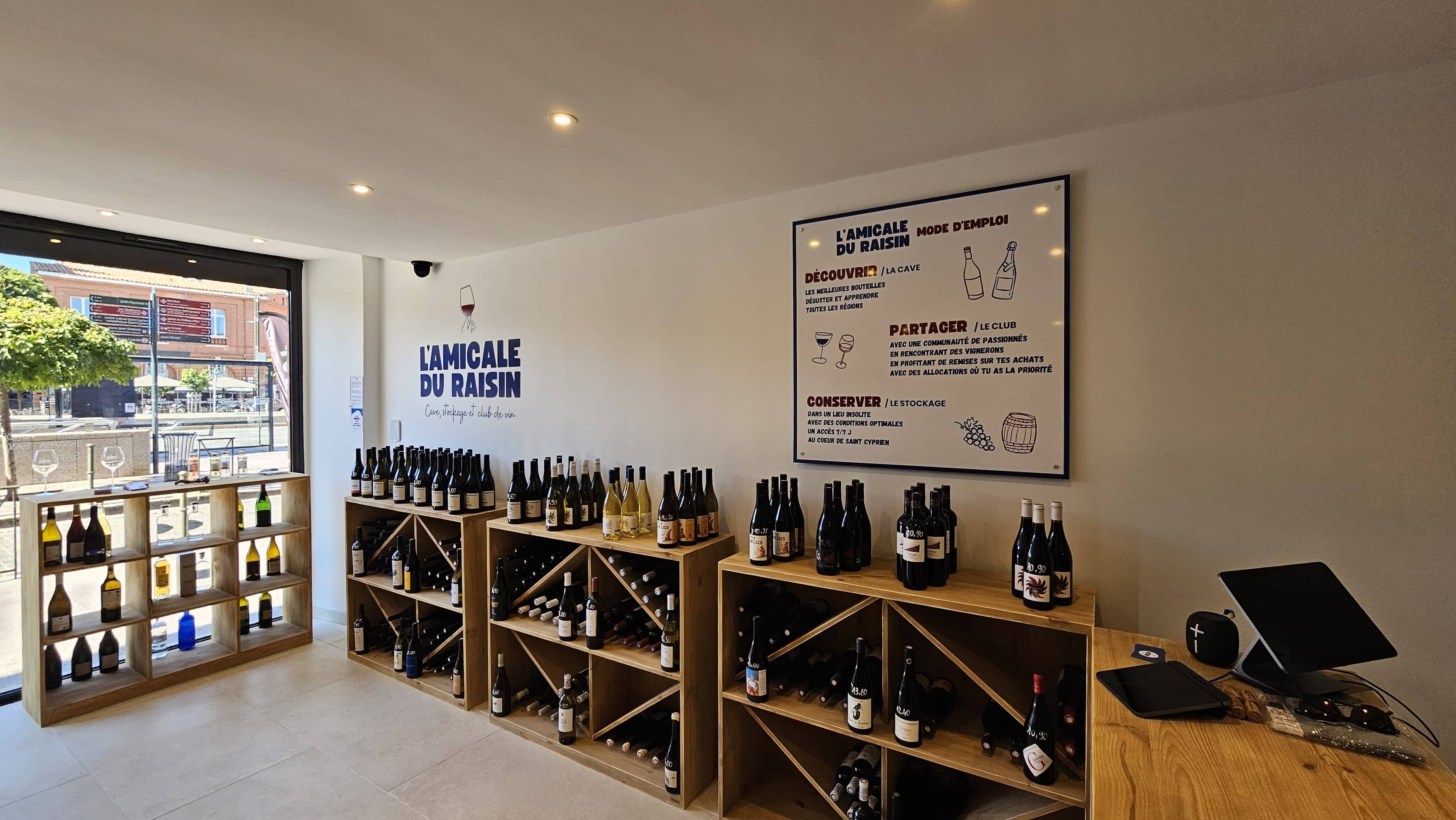 Intérieur de la boutique L'Amicale du Raisin à Saint-Cyprien, Toulouse