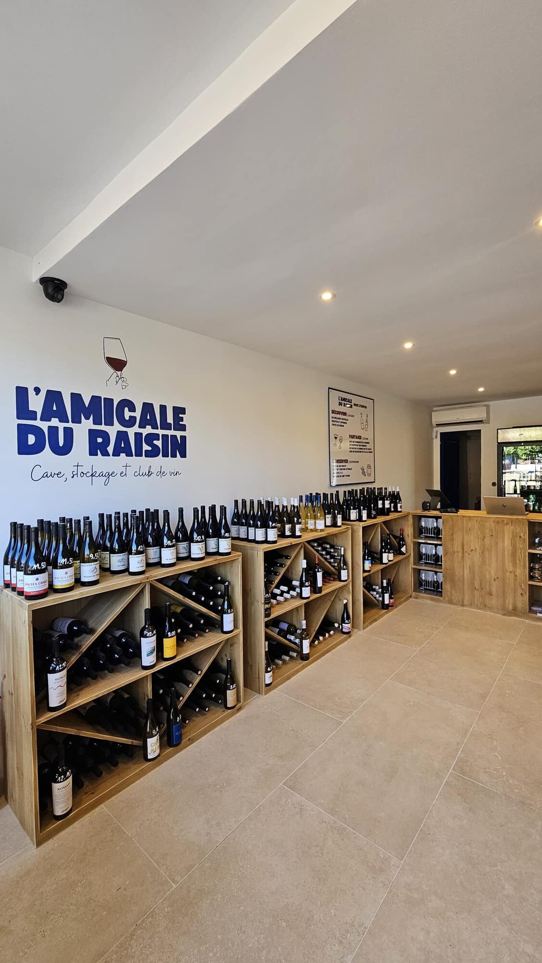 Intérieur de la boutique L'Amicale du Raisin, caviste à Saint-Cyprien, Toulouse