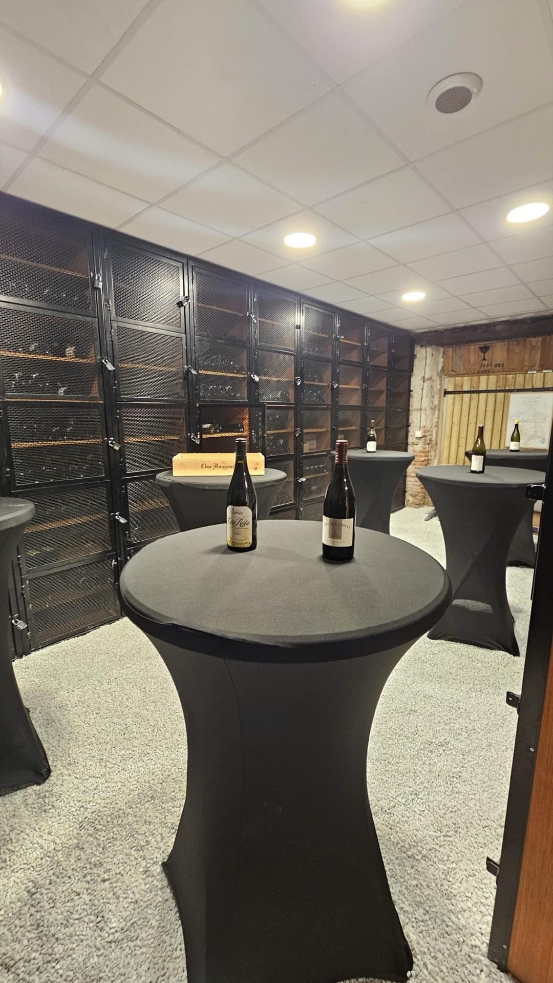 Table de dégustation de La Cave L'Amicale du Raisin à Saint-Cyprien