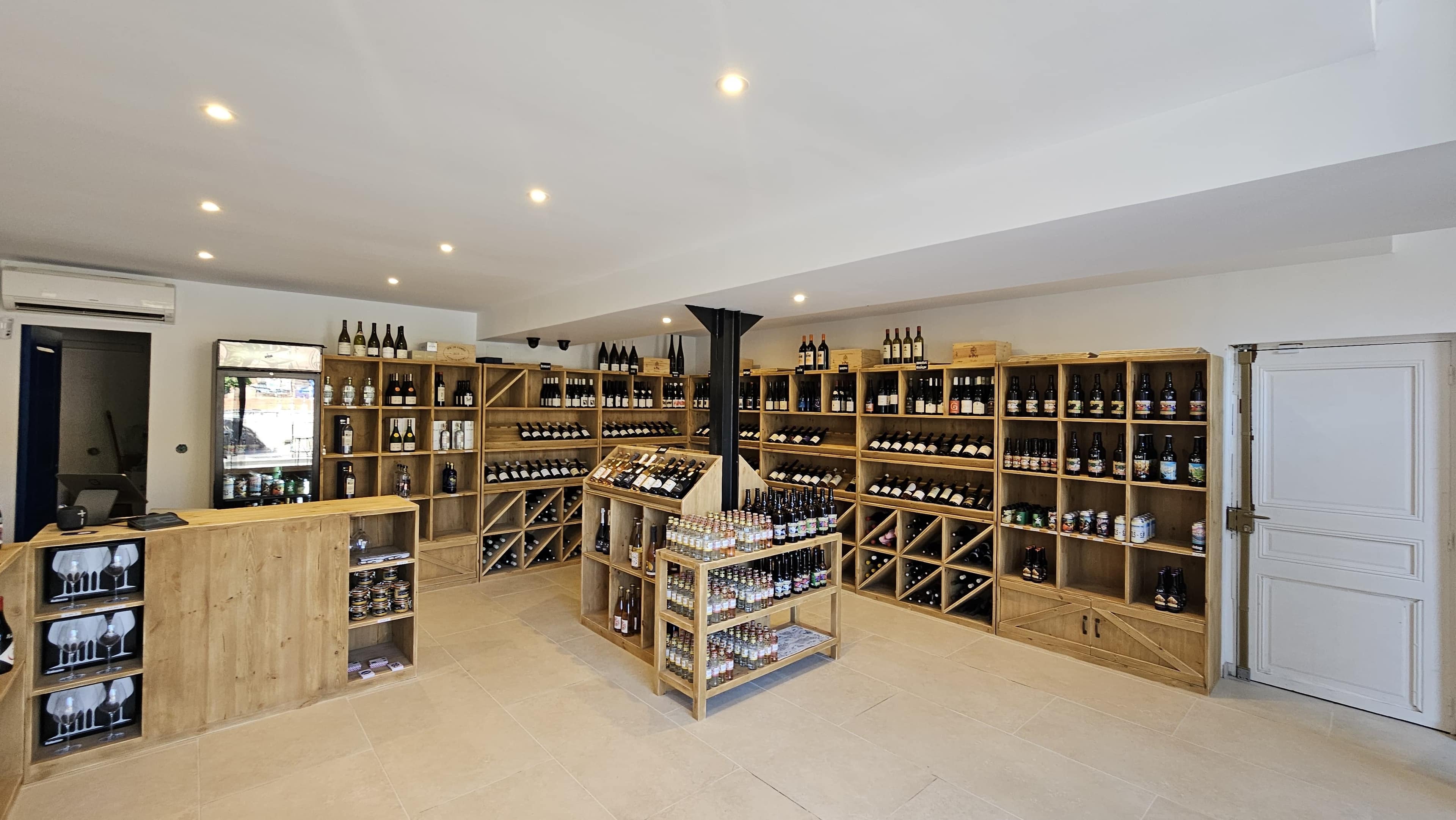 Salle et sélection de vins de L'Amicale du Raisin à Saint-Cyprien, Toulouse