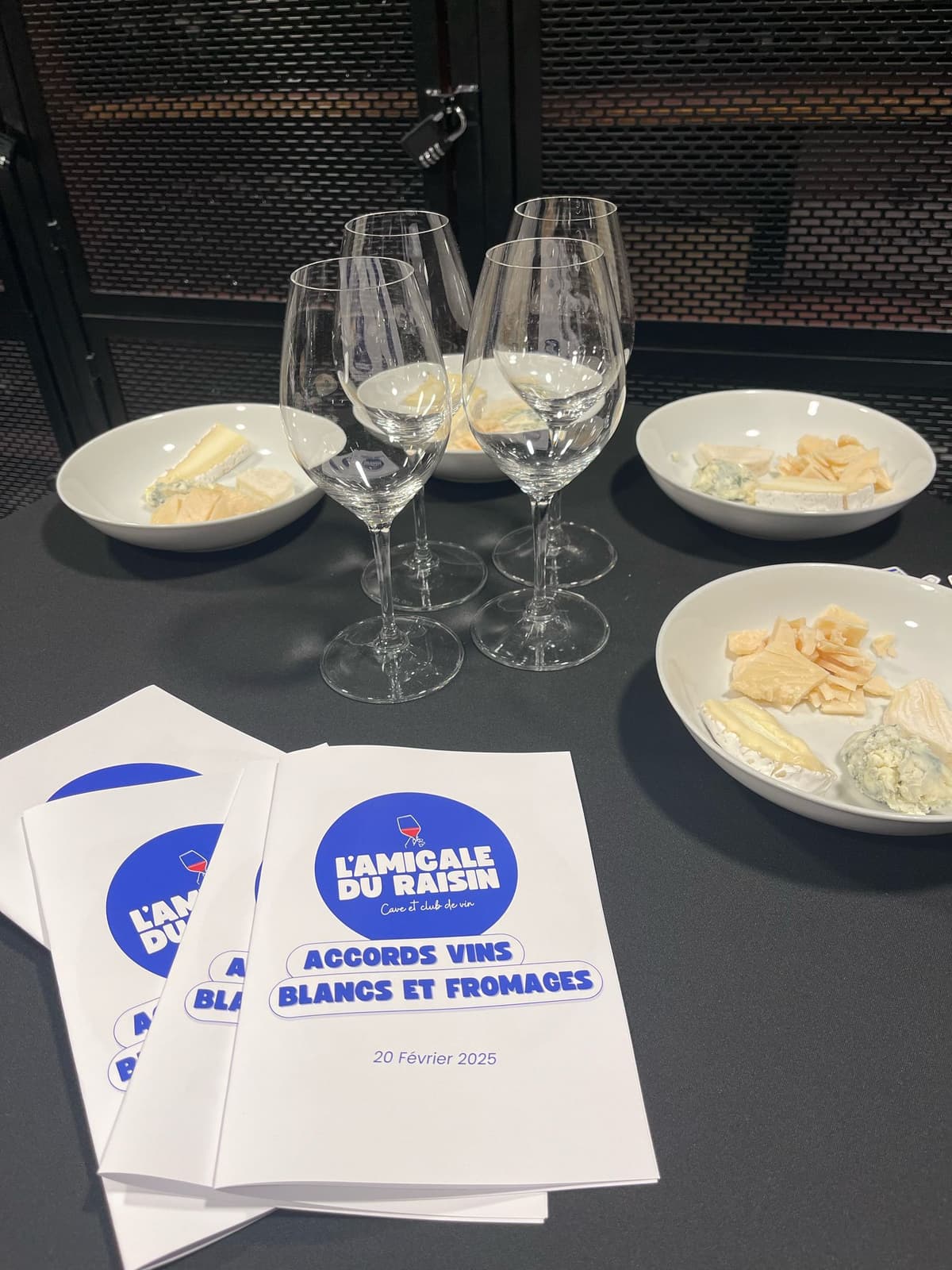 Dégustation de vin entre amis, cave à Toulouse Saint-Cyprien