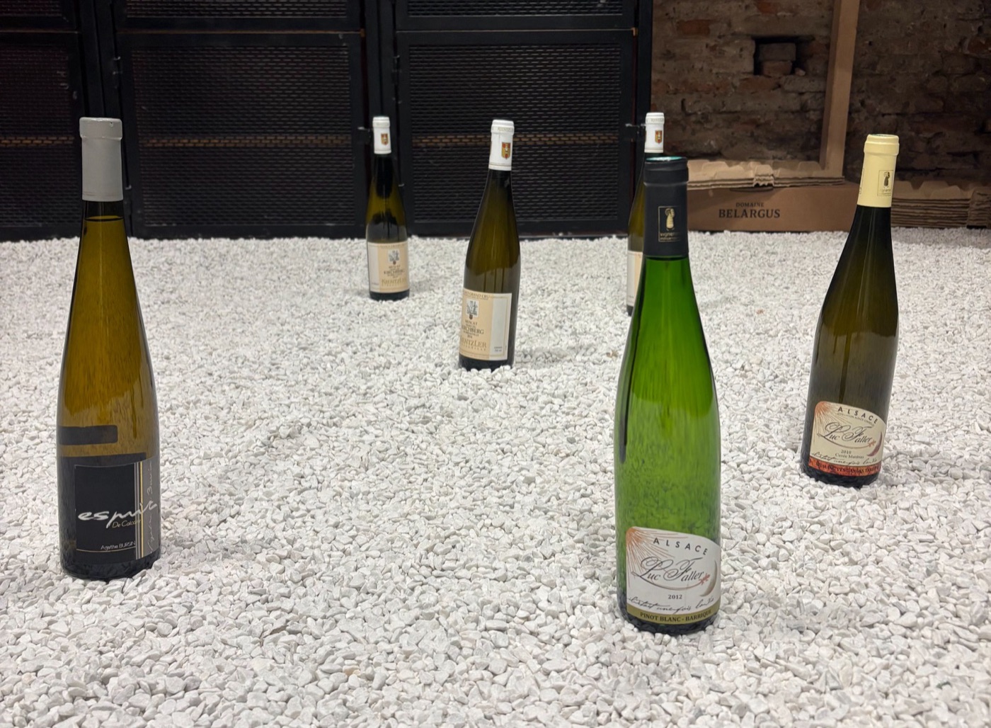 Las botellas de la cata de Alsacia: Luc Faller, Agathe Bursin y los Grands Crus de Kientzler sobre la grava blanca de la bodega